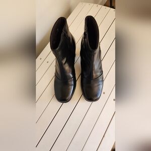 Clarks Black Leather Ankle Boots. Size:7M